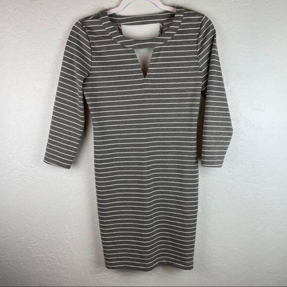 Jack BB Dakota Grey Striped 3/4 Sleeve V-Neck V-Back Bodycon Mini Dress Sz Small - Picture 2 of 10